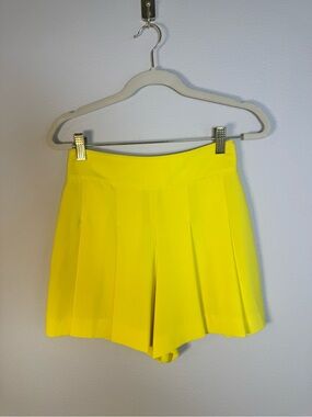 alice + olivia High-Waisted Pleated Shorts | Bright Yellow | Size 0 | NWOT
